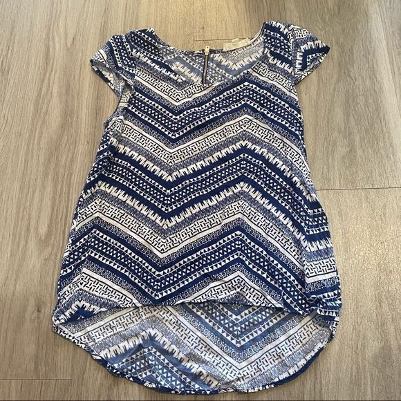 Pink rose, small geometric blue/white shirt sleeve - Picture 1 of 8